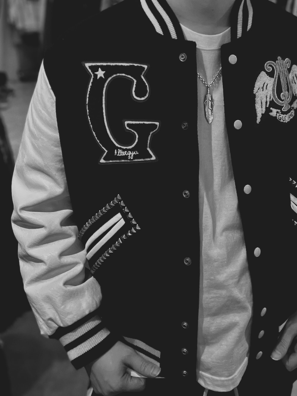 パープル系のスタジャン、ブラック系のその他パンツ、ホワイト系のスニーカーを着用したメンズの冬コーディネートの2枚目の写真