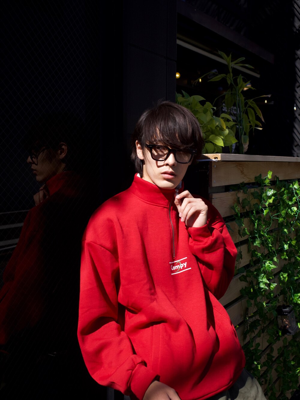 「未来のWEARISTAプロジェクト」｜「COUROのハーフジップスウェット（スウェット、レッド系）」を使った、Jinさん（メンズ・180cm）の秋コーディネートの2枚目の写真