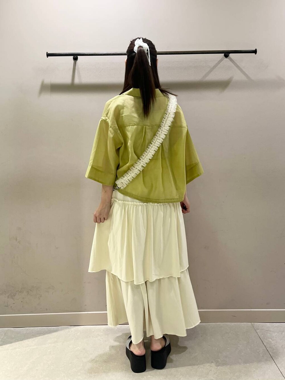 「差し色コーデ、アウトドア、体型カバー、ローリーズスタイル_LOWRYS FARM」｜「LOWRYS FARMのシアーショートシャツＳＳ＊ 103376（シャツ/ブラウス、イエロー系）」を使った、sakiさん（レディース・157cm）の夏コーディネートの2枚目の写真