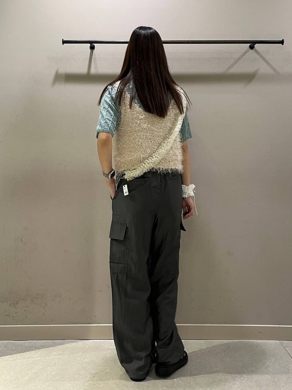 「差し色コーデ、アウトドア、体型カバー、ローリーズスタイル_LOWRYS FARM」｜「LOWRYS FARMのダブルウエストカーゴパンツ 109244（カーゴパンツ、グレー系）」を使った、sakiさん（レディース・157cm）の夏コーディネートの2枚目の写真