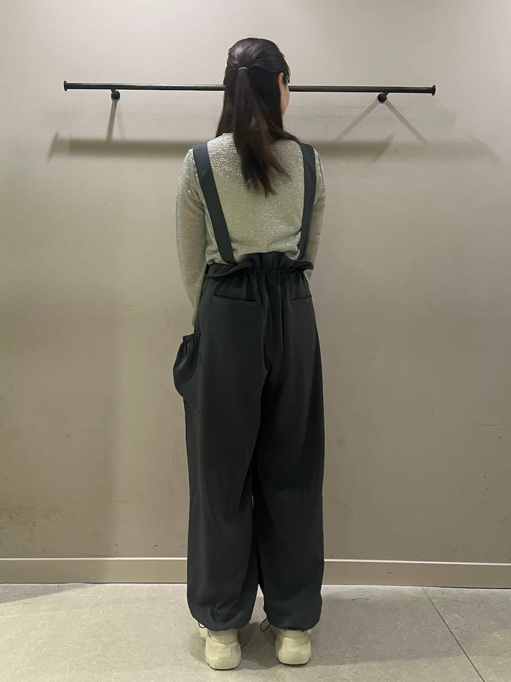 ブラック系のショルダーバッグ、グレー系のワンピース、ホワイト系のTシャツ/カットソーを着用したレディースの秋コーディネートの2枚目の写真
