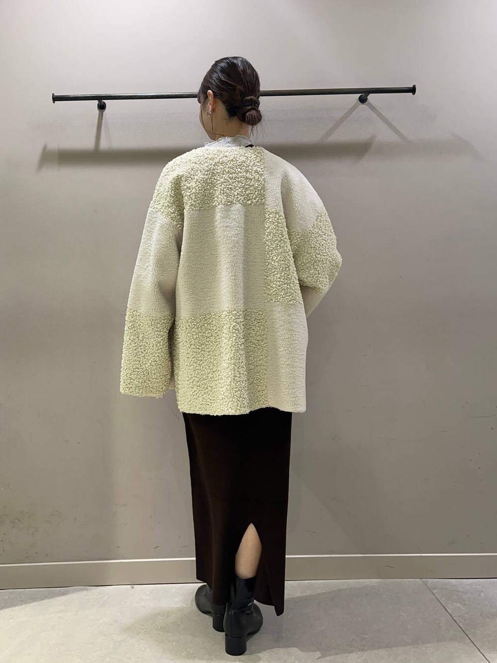 ブラック系のブーツ、ベージュ系のブルゾン、その他のTシャツ/カットソーを着用したレディースの秋コーディネートの2枚目の写真