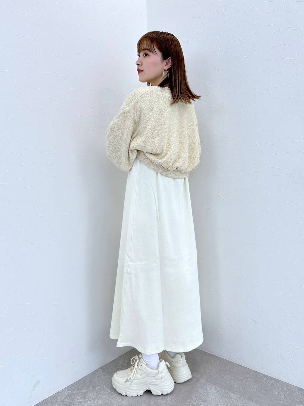 ホワイト系のスニーカー、その他のピアス（両耳用）を着用したレディースの冬コーディネートの4枚目の写真