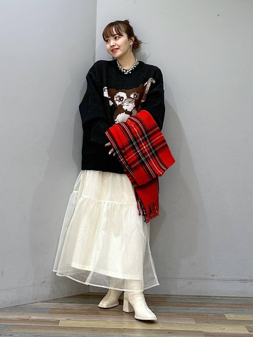 ホワイト系のパンプス、ホワイト系のスカート、ブラック系のニット/セーターを着用したレディースの冬コーディネートの4枚目の写真