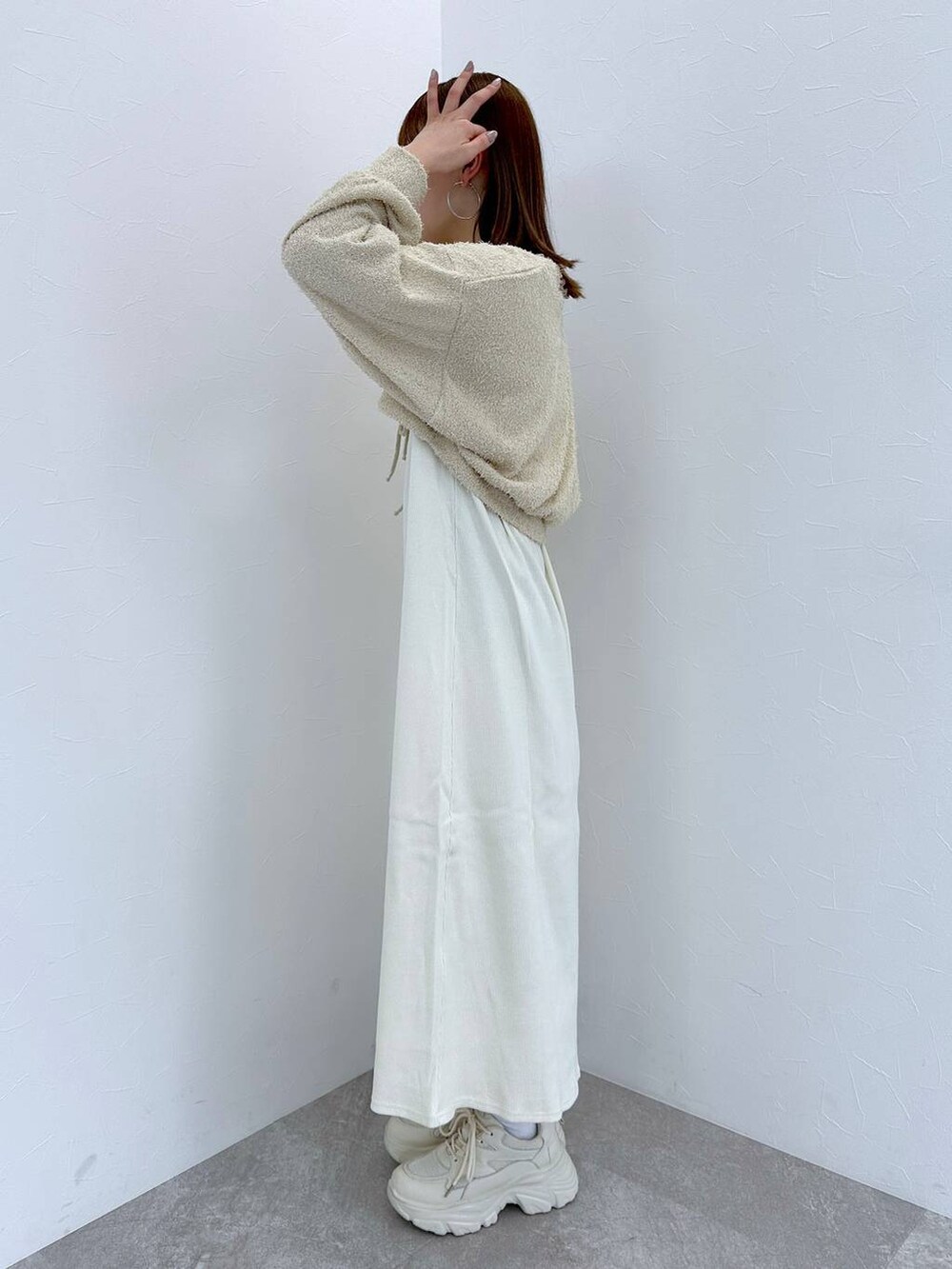 ホワイト系のスニーカー、その他のピアス（両耳用）を着用したレディースの冬コーディネートの2枚目の写真