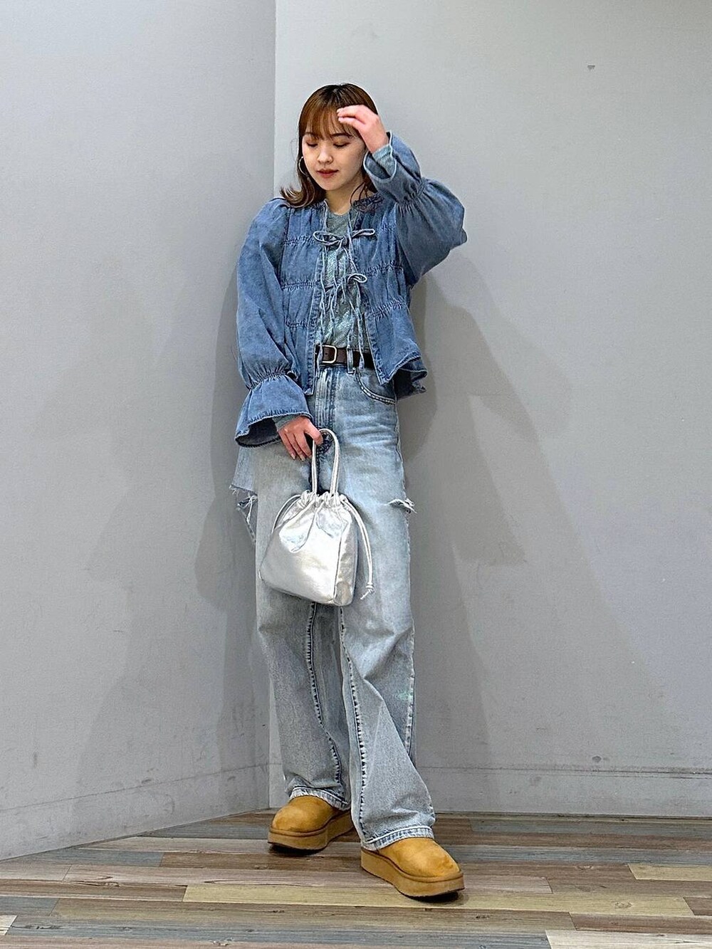 ブルー系のデニムパンツ、ブルー系のシャツ/ブラウス、ブラウン系のブーツを着用したレディースの冬コーディネートの4枚目の写真