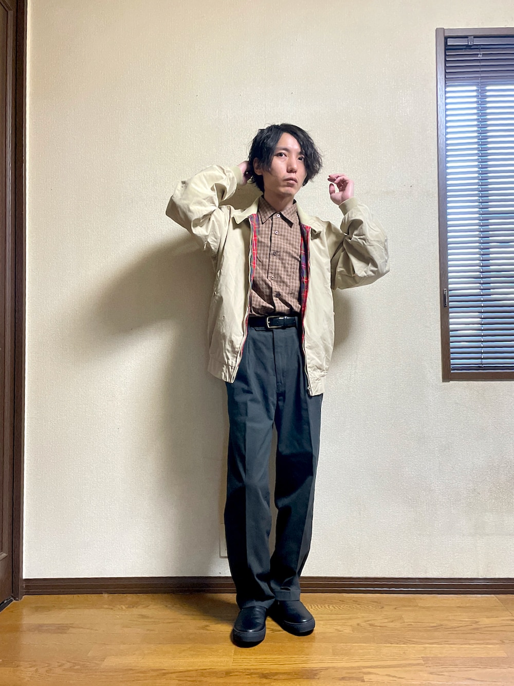 グレー系のチノパンツ、ブラック系のスニーカー、ブラウン系のシャツ/ブラウスを着用したメンズの春コーディネートの2枚目の写真