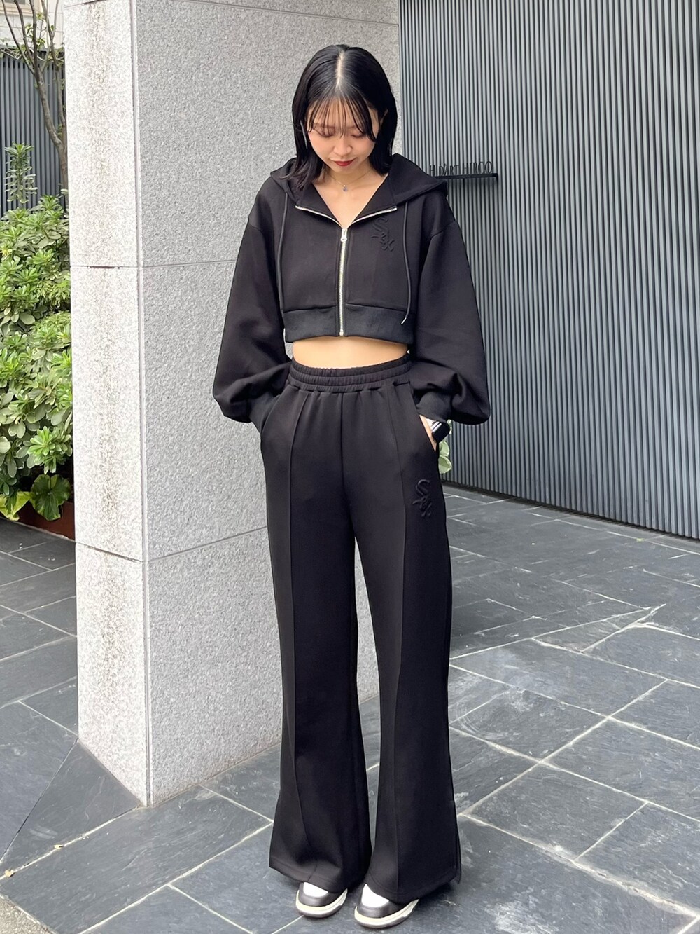 ブラック系のワンピース、グレー系のタンクトップを着用したレディースの冬コーディネートの2枚目の写真