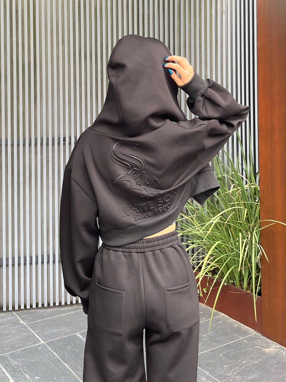 ブラック系のワンピース、グレー系のタンクトップを着用したレディースの冬コーディネートの3枚目の写真