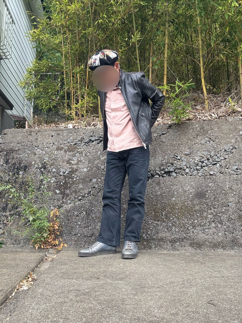 ピンク系のシャツ/ブラウス、ブラック系のライダースジャケット、ブラック系のデニムパンツを着用したメンズの秋コーディネートの3枚目の写真