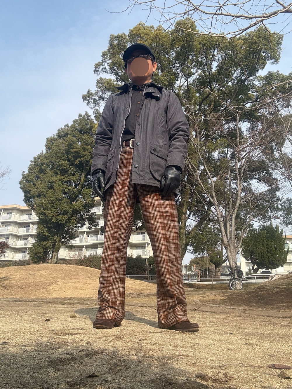 ブラウン系のスラックス、ブラック系のシャツ/ブラウス、ブラウン系のローファーを着用したメンズの冬コーディネートの3枚目の写真