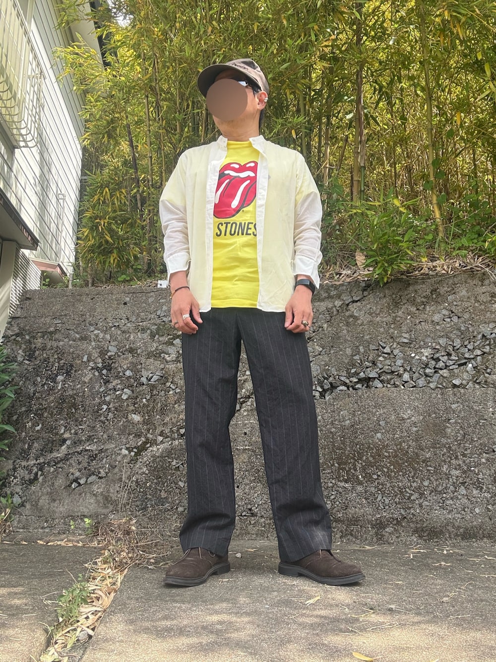 ベージュ系のシャツ/ブラウス、イエロー系のTシャツ/カットソー、ブラック系のスラックスを着用したメンズの春コーディネートの2枚目の写真