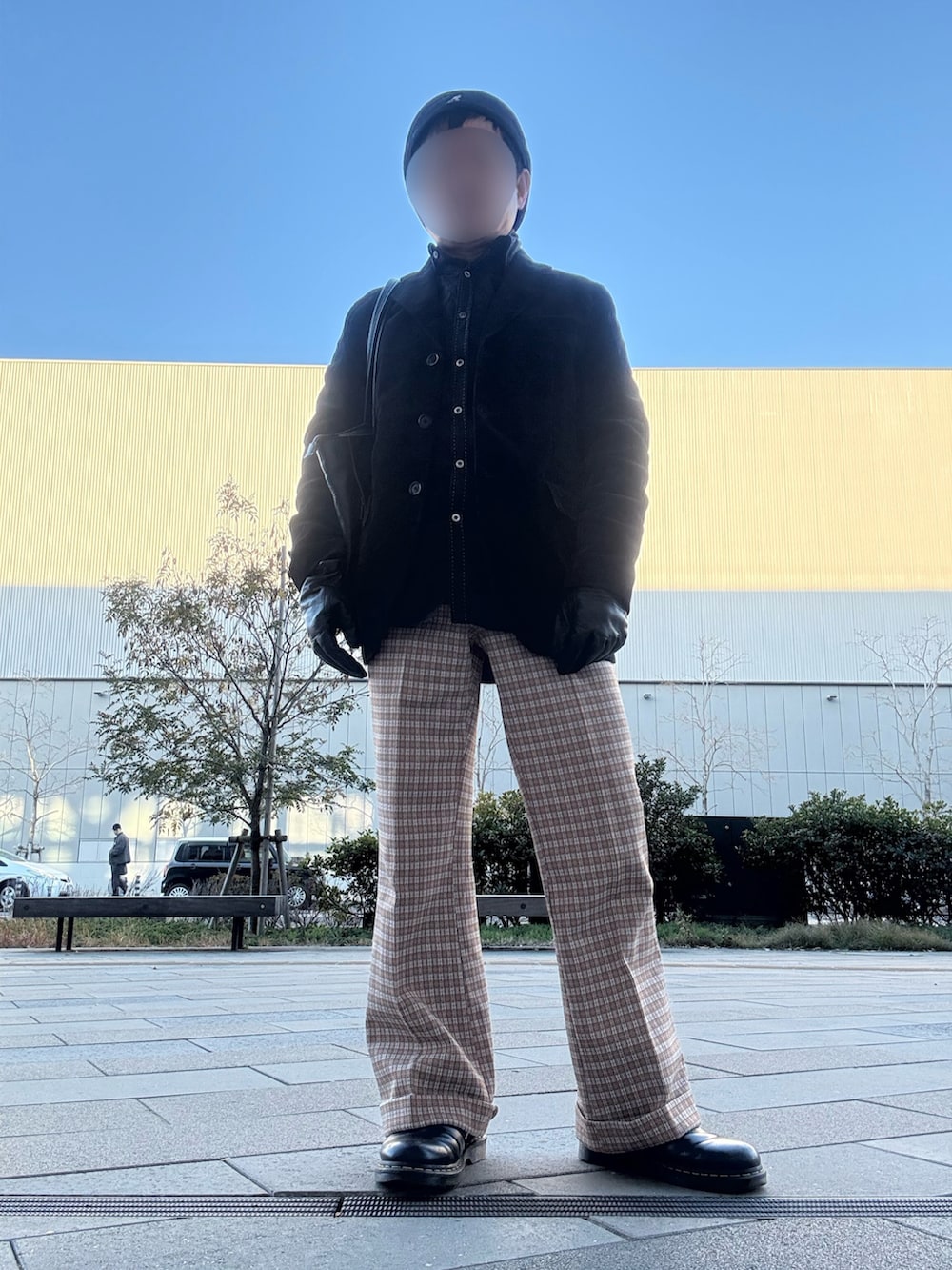 ブラウン系のスラックス、ブラック系のブーツ、ブラック系のシャツ/ブラウスを着用したメンズの冬コーディネートの2枚目の写真