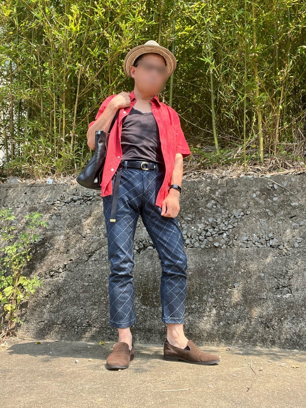 ブルー系のその他パンツ、ブラック系のタンクトップ、レッド系のシャツ/ブラウスを着用したメンズの秋コーディネートの2枚目の写真