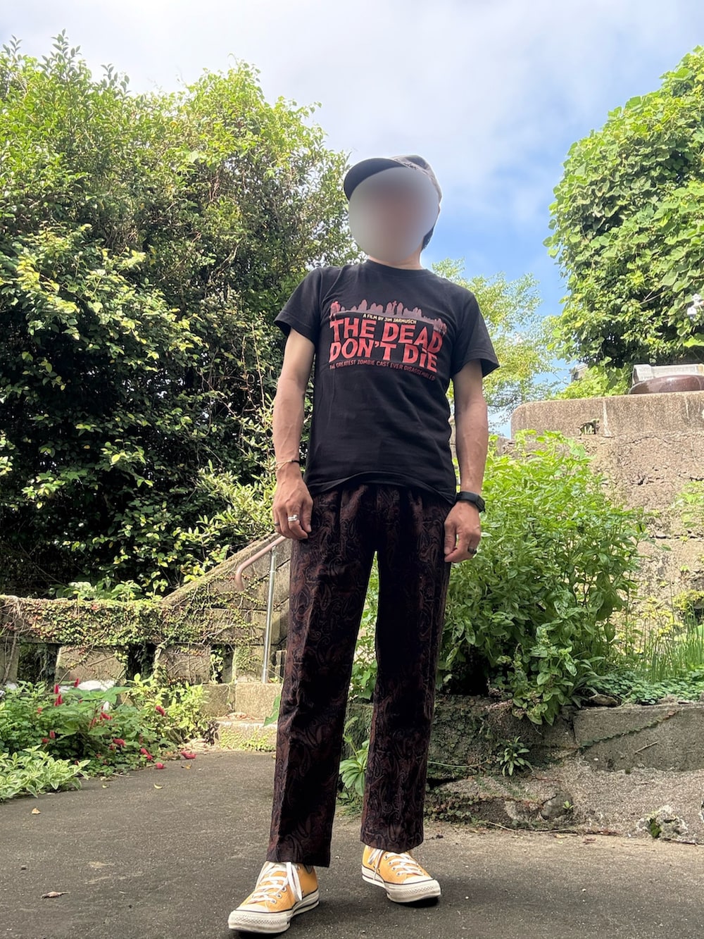 ブラック系のTシャツ/カットソー、レッド系のその他パンツ、イエロー系のスニーカーを着用したメンズの秋コーディネートの2枚目の写真