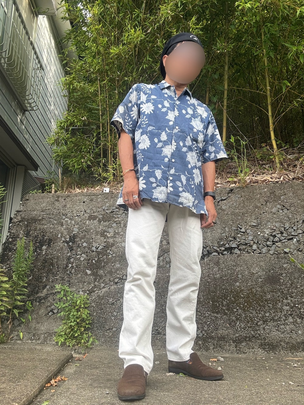 ブルー系のシャツ/ブラウス、ホワイト系のデニムパンツ、ブラウン系のローファーを着用したメンズの秋コーディネートの2枚目の写真