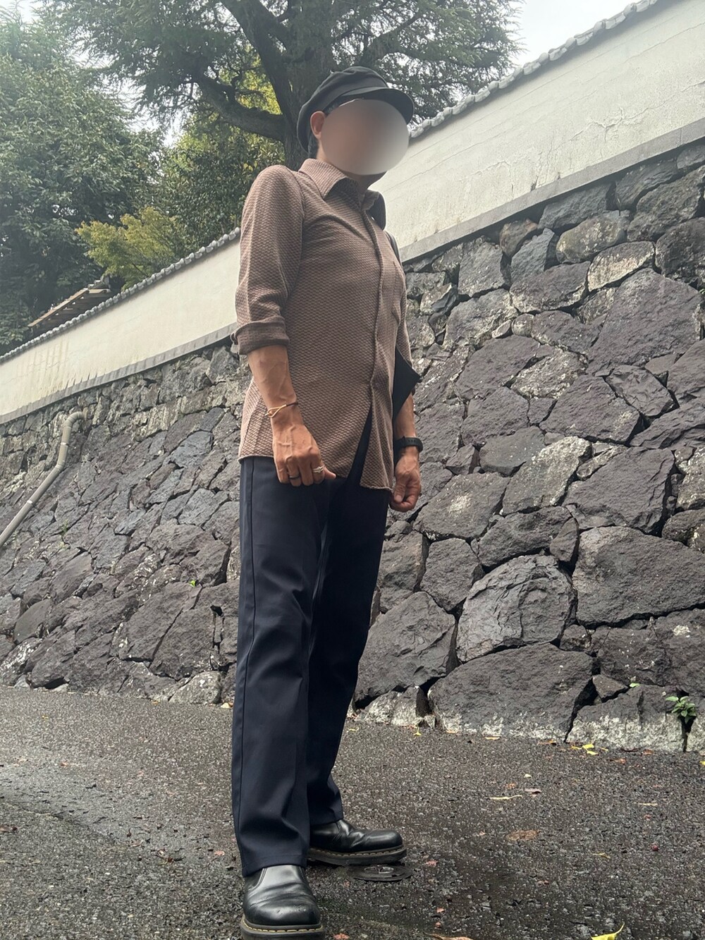 ブラック系のスラックス、ブラック系のブーツ、ブラウン系のシャツ/ブラウスを着用したメンズの秋コーディネートの2枚目の写真