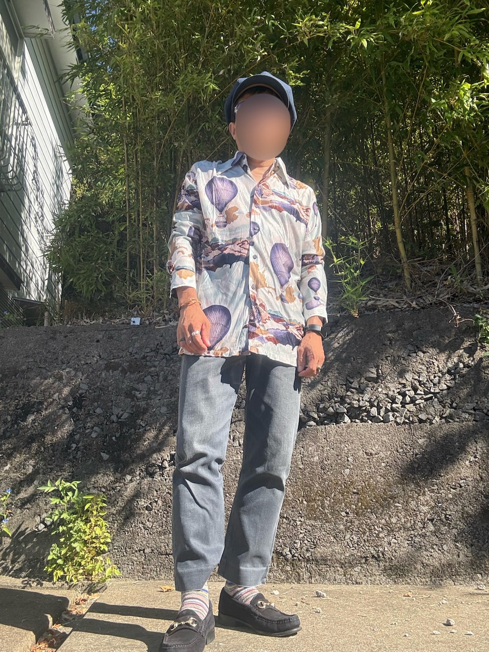 グレー系のデニムパンツ、ブラック系のローファー、ブルー系のシャツ/ブラウスを着用したメンズの秋コーディネートの2枚目の写真