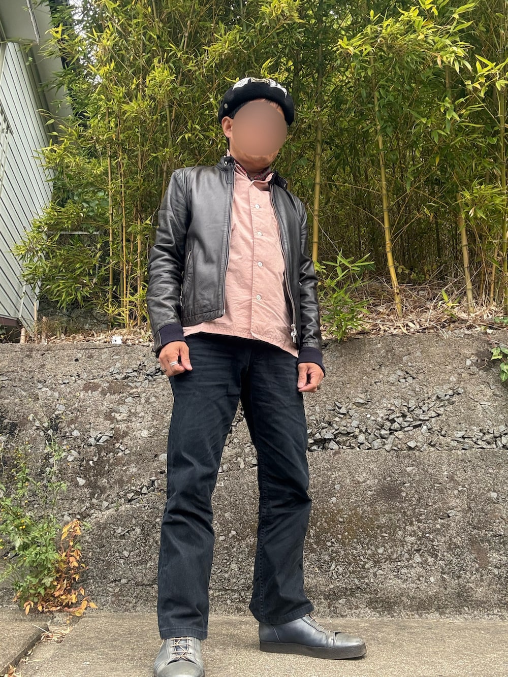 ピンク系のシャツ/ブラウス、ブラック系のライダースジャケット、ブラック系のデニムパンツを着用したメンズの秋コーディネートの2枚目の写真
