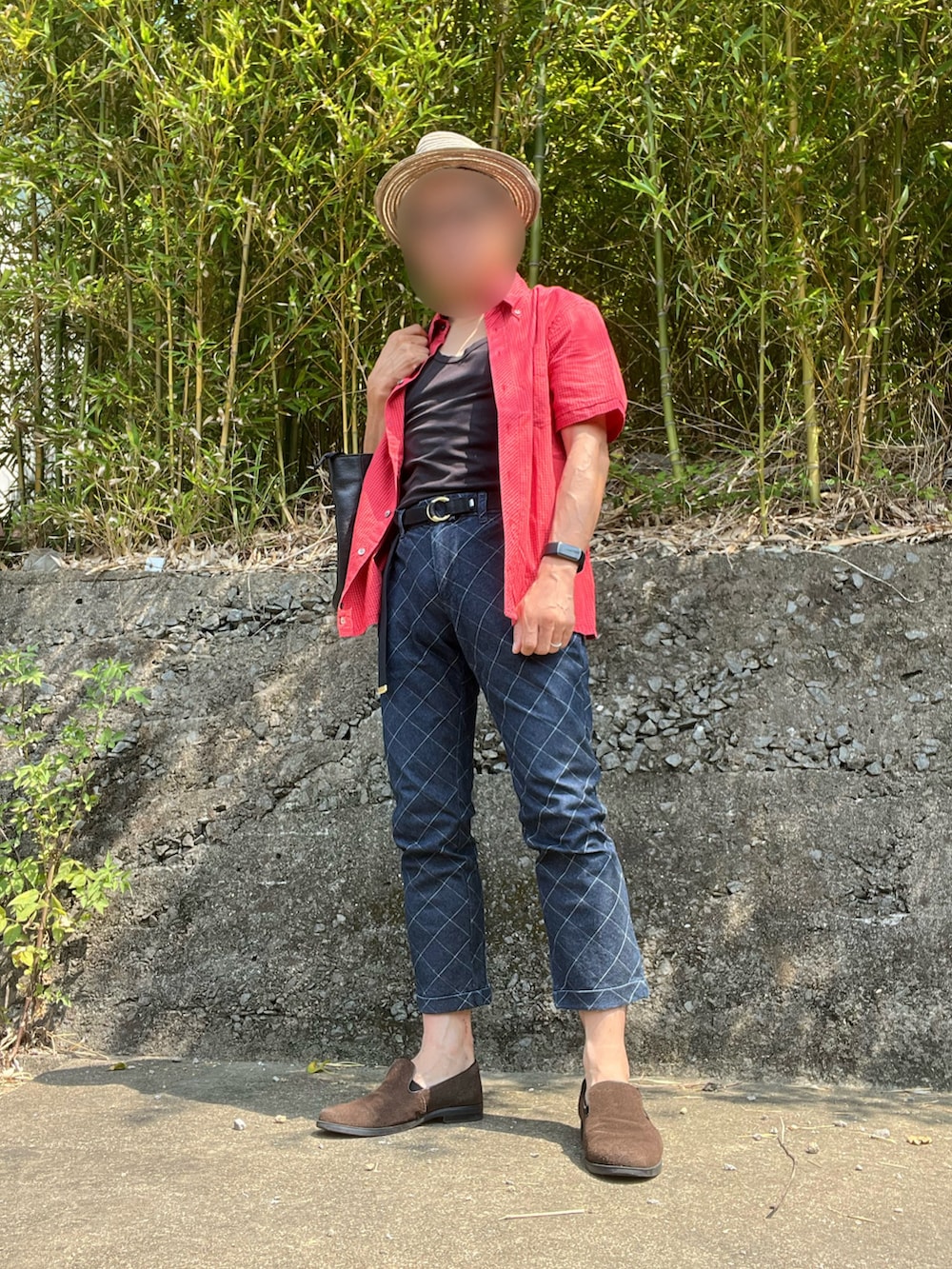 ブルー系のその他パンツ、ブラック系のタンクトップ、レッド系のシャツ/ブラウスを着用したメンズの秋コーディネートの3枚目の写真