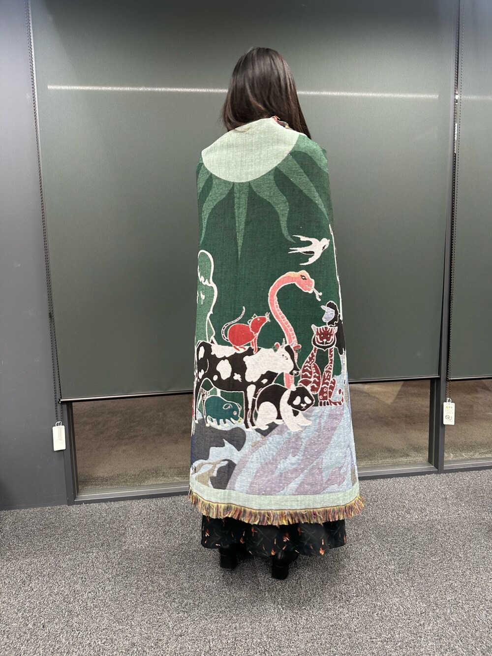 「秋冬、防寒、寒さ対策、ストール、大判ストール、休日スタイル、インテリア、雑貨、マフラー」｜「BIRTHDAY BARのTHROWKET（ブランケット、その他）」を使った、Konomiさん（骨格ナチュラル・レディース・170cm）の秋コーディネートの2枚目の写真