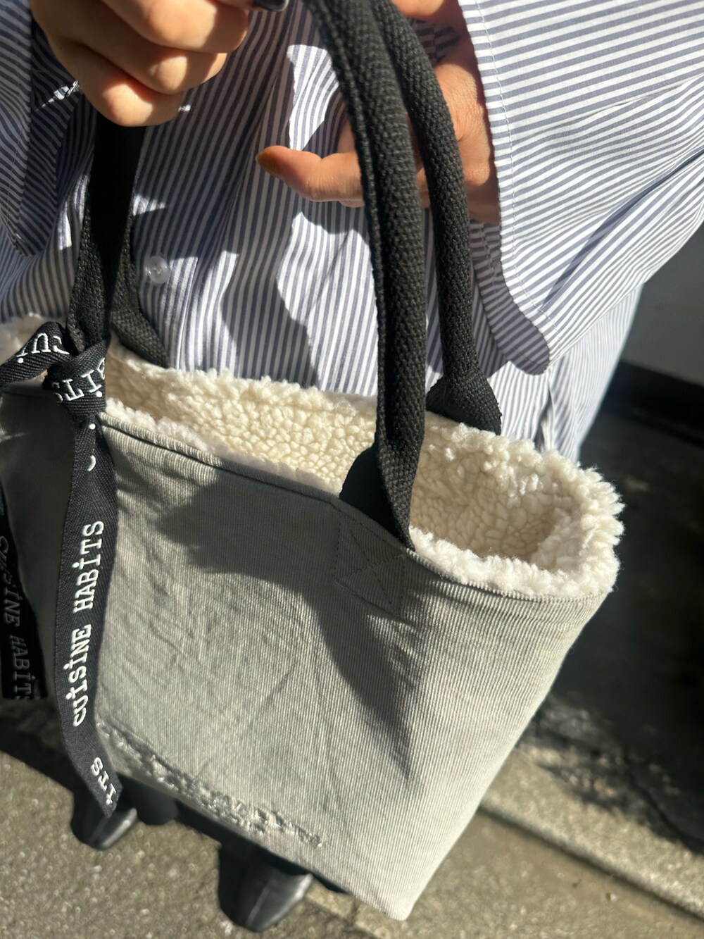 「秋のコーデ、シンプルコーデ、秋服、着回しコーデ、ゆったりコーデ、大人カジュアル、骨格ナチュラル、ストライプシャツ」｜「un dix corsのアイテム（シャツ/ブラウス、ブルー系）」を使った、Konomiさん（骨格ナチュラル・レディース・170cm）の秋コーディネートの3枚目の写真