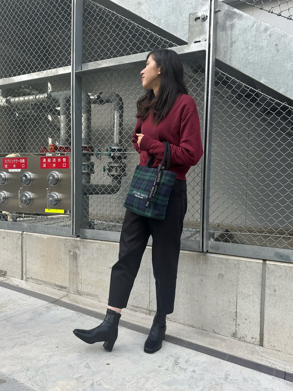 「お出かけコーデ、秋のコーデ、パンツスタイル、秋服、骨格ナチュラル、ブルべ夏、高身長コーデ、ミニバッグ」｜「CUISINE HABITSのHORIZONTAL CHECK TOTE（トートバッグ、グリーン系）」を使った、Konomiさん（骨格ナチュラル・レディース・170cm）の秋コーディネートの3枚目の写真