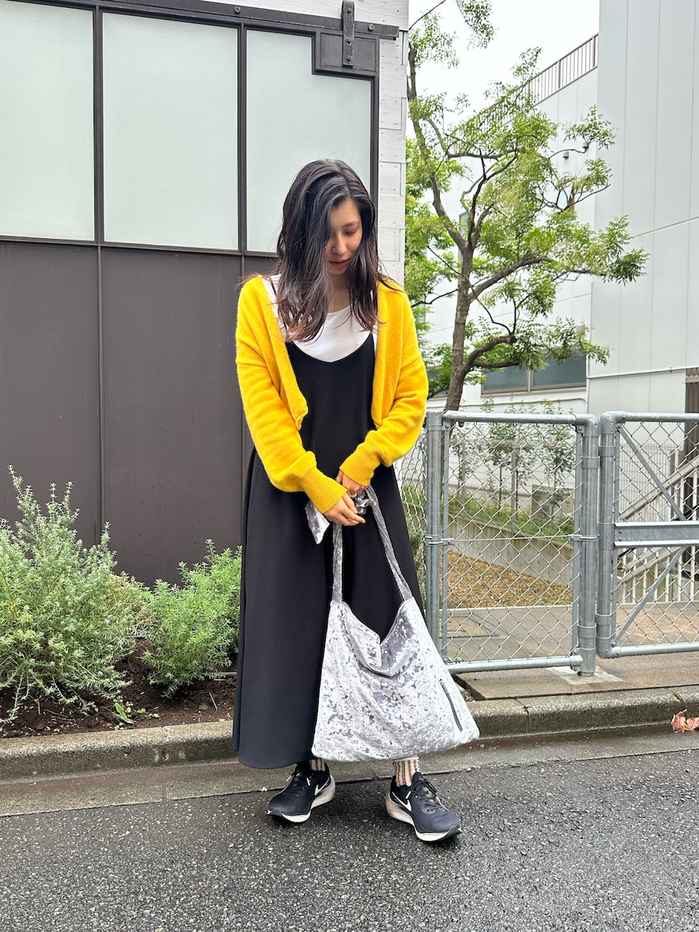 「オトナカジュアル、秋カラー、秋冬、ラクチンコーデ、おでかけコーデ、黄色カーディガン、黒ワンピ、スニーカーコーデ、骨格ナチュラル、ブルべ夏」｜「Actuallyのクラッシュベロア ワンハンドルバッグ（トートバッグ、グレー系）」を使った、Konomiさん（骨格ナチュラル・レディース・170cm）の秋コーディネートの2枚目の写真