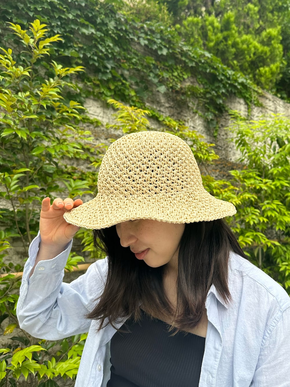 「夏コーデ、オトナ女子、シンプル、夏ファッション、パンツコーデ、黒スニーカー、白パンツ、ハットコーデ、かごバッグ」｜「Actuallyの手編みペーパーハット（ハット、ベージュ系）」を使った、Konomiさん（骨格ナチュラル・レディース・170cm）の夏コーディネートの3枚目の写真