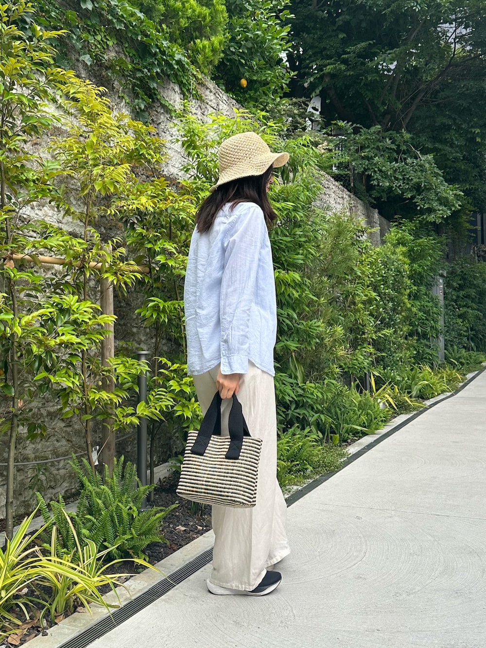 「夏コーデ、オトナ女子、シンプル、夏ファッション、パンツコーデ、黒スニーカー、白パンツ、ハットコーデ、かごバッグ」｜「Actuallyの手編みペーパーハット（ハット、ベージュ系）」を使った、Konomiさん（骨格ナチュラル・レディース・170cm）の夏コーディネートの2枚目の写真
