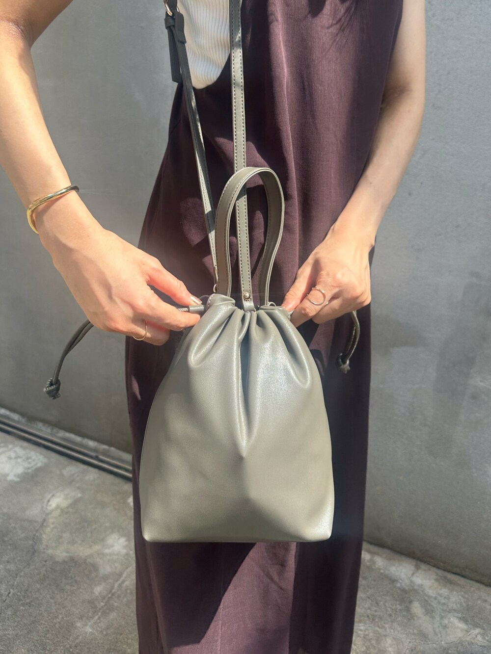 「大人カジュアル、休日スタイル、シンプルコーデ、高身長コーデ、タンクトップ、骨格ナチュラル、20代コーデ、高身長女子、高身長」｜「Actuallyのフェイクレザー 巾着2wayショルダー（ショルダーバッグ、グリーン系）」を使った、Konomiさん（骨格ナチュラル・レディース・170cm）の秋コーディネートの3枚目の写真