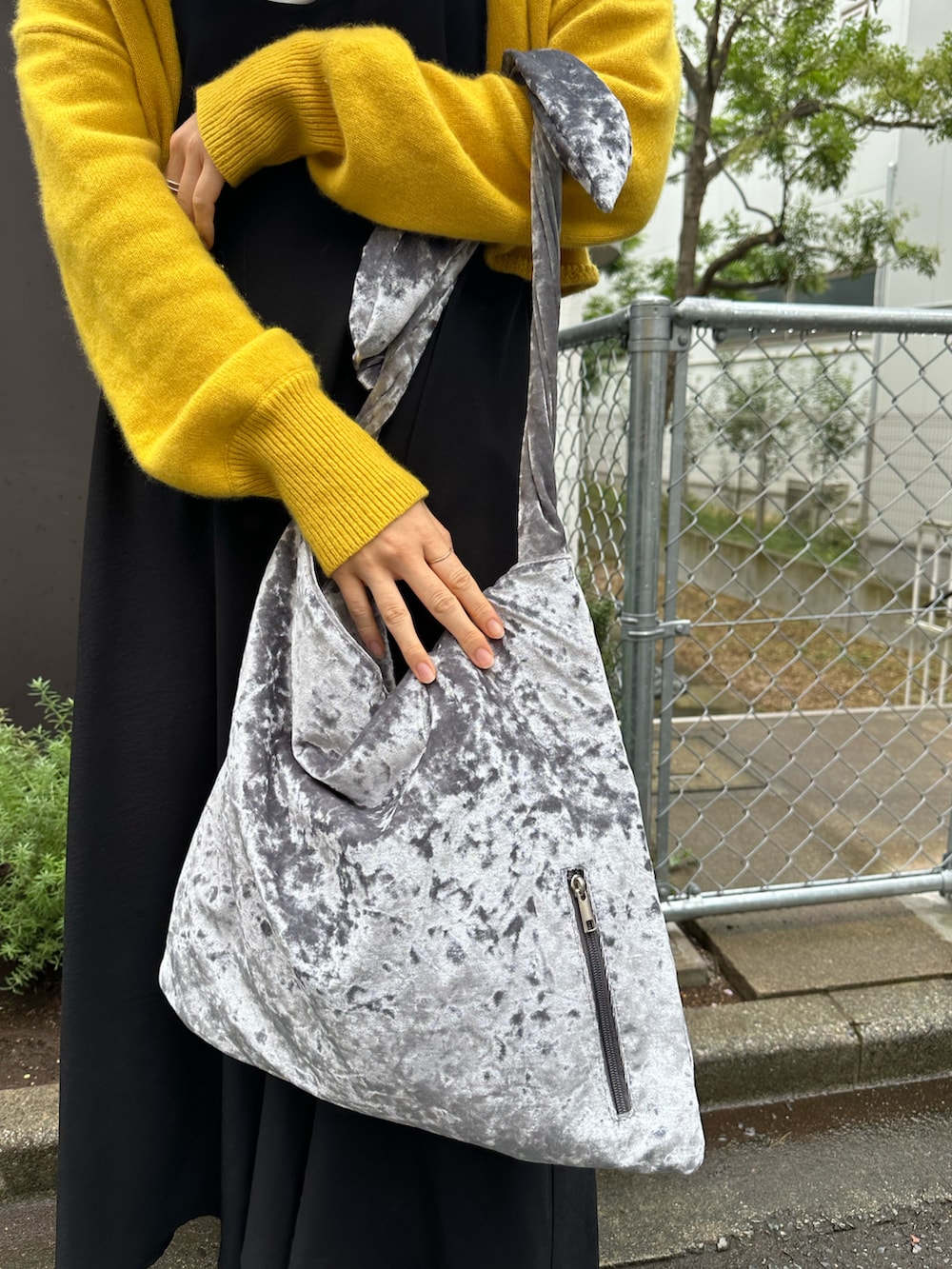 「オトナカジュアル、秋カラー、秋冬、ラクチンコーデ、おでかけコーデ、黄色カーディガン、黒ワンピ、スニーカーコーデ、骨格ナチュラル、ブルべ夏」｜「Actuallyのクラッシュベロア ワンハンドルバッグ（トートバッグ、グレー系）」を使った、Konomiさん（骨格ナチュラル・レディース・170cm）の秋コーディネートの3枚目の写真