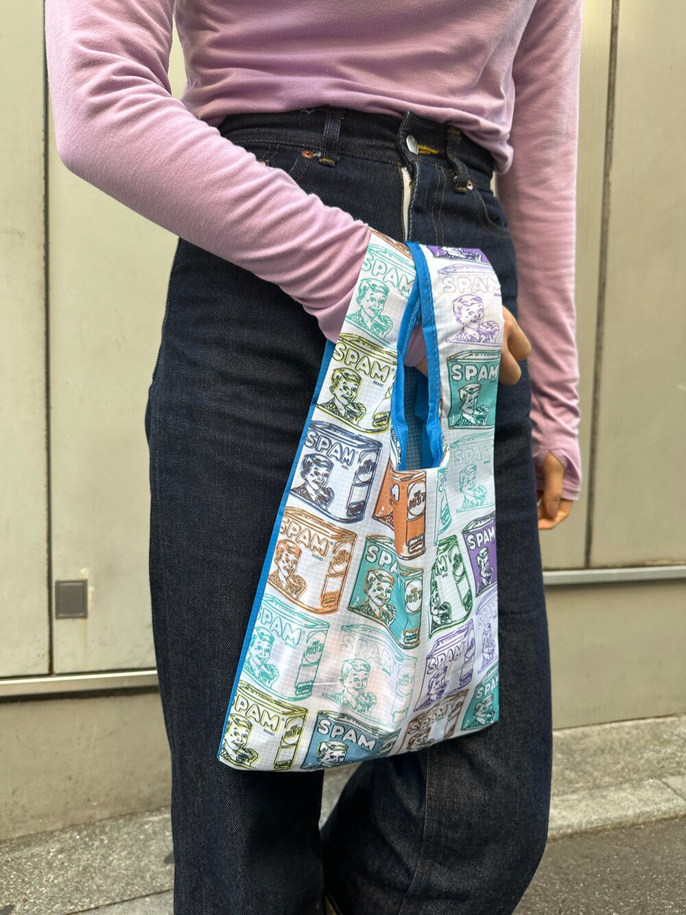 「カジュアルコーデ、パンツスタイル、デニムコーデ、レトロ、エコバッグ、青コーデ、骨格ナチュラル、ポーチ、タオル」｜「BIRTHDAY BARの【SPAM(R)BRAND スパム】ワッペン メッシュポーチ（ポーチ、ブルー系）」を使った、Konomiさん（骨格ナチュラル・レディース・170cm）の春コーディネートの5枚目の写真