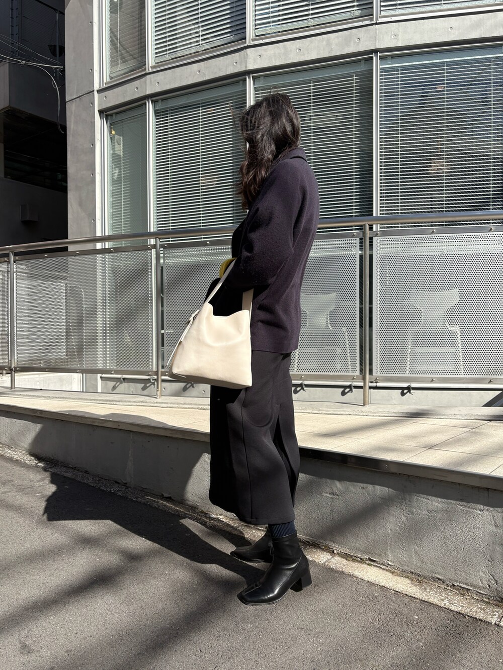 「骨格ナチュラル、ロングスカート、ネイビーコーデ、きれいめコーデ、高身長女子、オトナカジュアル、20代、ブルべ夏」｜「Actuallyのフェイクレザー2WAYベルトショルダーバッグポーチ付き（トートバッグ、ホワイト系）」を使った、Konomiさん（骨格ナチュラル・レディース・170cm）の冬コーディネートの2枚目の写真