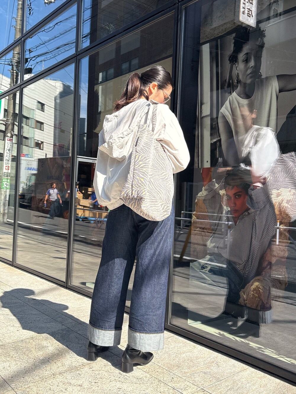 「デニム、スポーツミックス、秋コーデ、シンプルスタイル、シンプルコーデ、ラクチンコーデ、カジュアル、グレーパーカー、黒ブーツ」｜「Actuallyのアニマルモールジャガードトートバッグ（トートバッグ、グレー系）」を使った、Konomiさん（骨格ナチュラル・レディース・170cm）の秋コーディネートの2枚目の写真