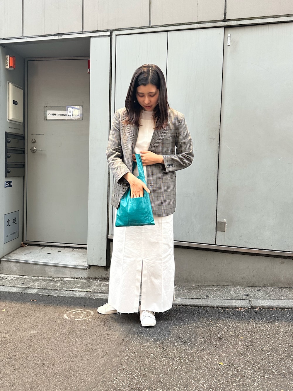 「大人コーデ、シンプル、休日スタイル、秋冬、白ワンピース、ジャケット、ワンピーススタイル、骨格ナチュラル、ブルベ夏、20代コーデ、グリーンバッグ、キレイめコーデ」｜「Phlannelのアイテム（ジャケット/アウター、その他）」を使った、Konomiさん（骨格ナチュラル・レディース・170cm）の秋コーディネートの2枚目の写真