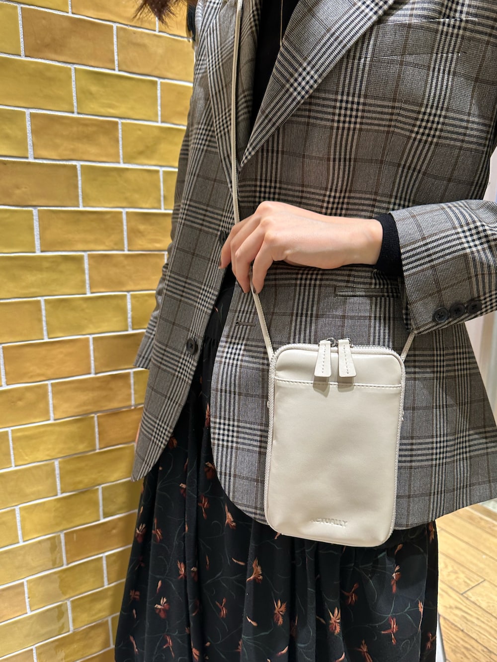 「BIRTHDAY BAR、actually、フェイクレザー、モバイルショルダー、スマホショルダー」｜「Actuallyのフェイクレザー モバイルポーチ  スマホショルダー（ショルダーバッグ、ホワイト系）」を使った、Konomiさん（骨格ナチュラル・レディース・170cm）の冬コーディネートの3枚目の写真