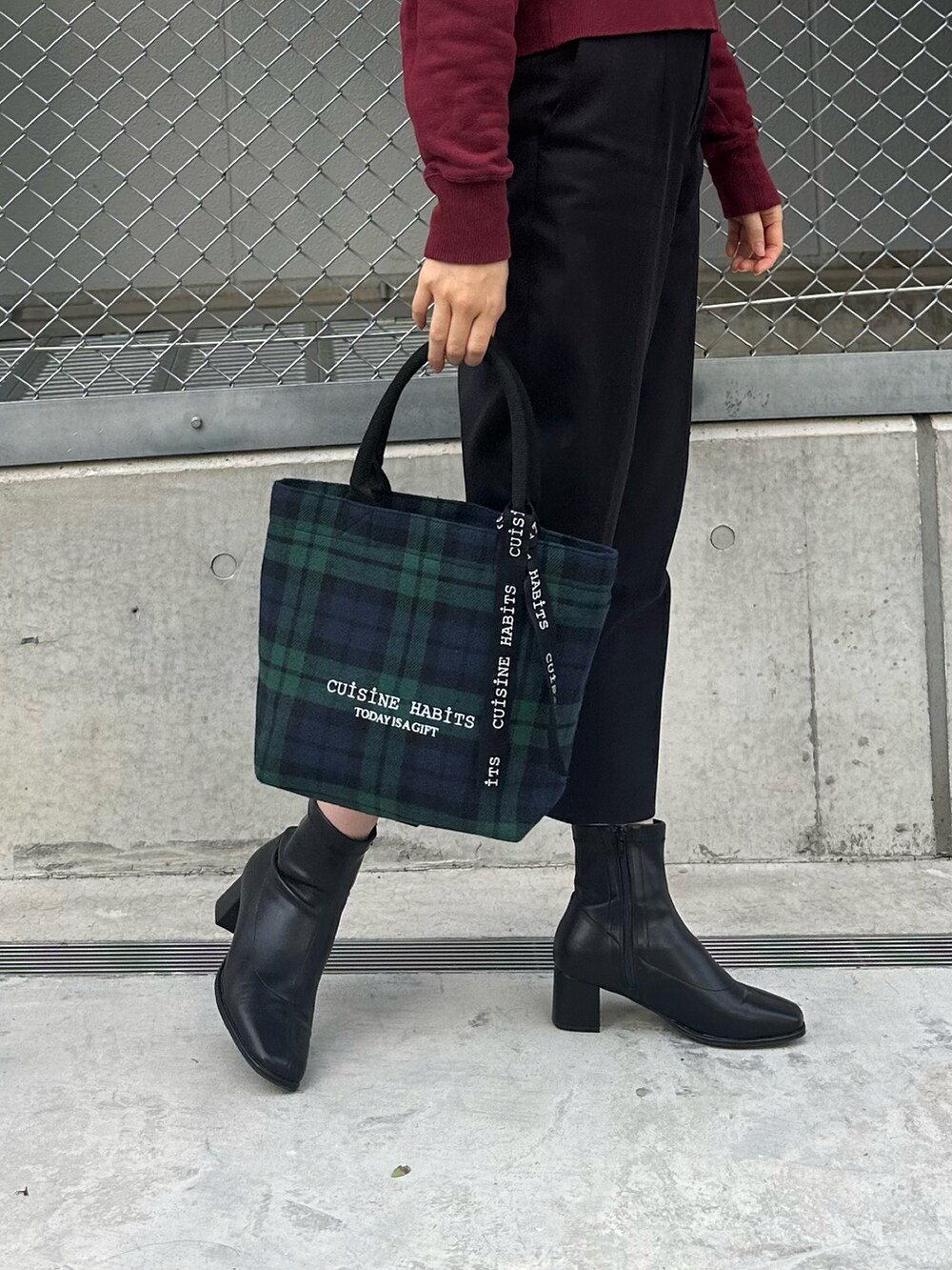 「お出かけコーデ、秋のコーデ、パンツスタイル、秋服、骨格ナチュラル、ブルべ夏、高身長コーデ、ミニバッグ」｜「CUISINE HABITSのHORIZONTAL CHECK TOTE（トートバッグ、グリーン系）」を使った、Konomiさん（骨格ナチュラル・レディース・170cm）の秋コーディネートの2枚目の写真