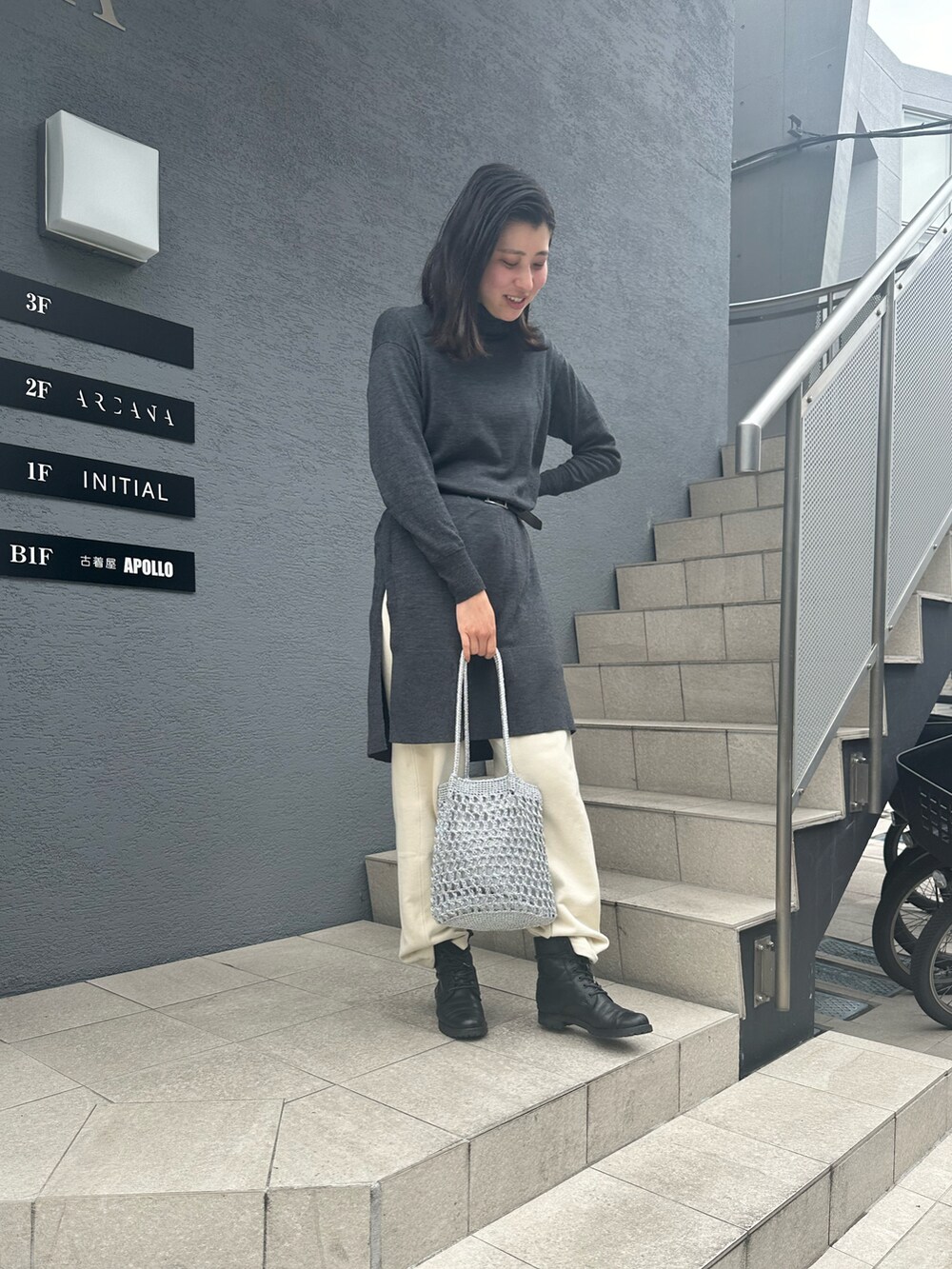 「シンプルスタイル、スウェットパンツ、スウェットコーデ、20代コーデ、カジュアルコーデ、高身長女子、高身長、骨格ナチュラル」｜「Actuallyのメタリックコードヤーン トートバッグ（トートバッグ、シルバー系）」を使った、Konomiさん（骨格ナチュラル・レディース・170cm）の春コーディネートの2枚目の写真