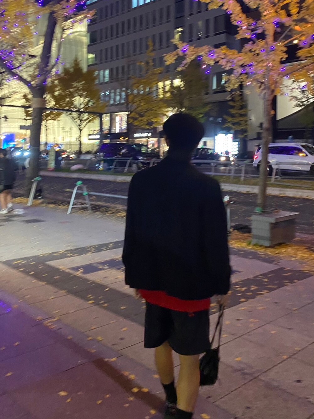 ブラック系のシューズ小物/雑貨、ブラック系のローファー、ブラック系のショルダーバッグを着用したメンズの冬コーディネートの3枚目の写真