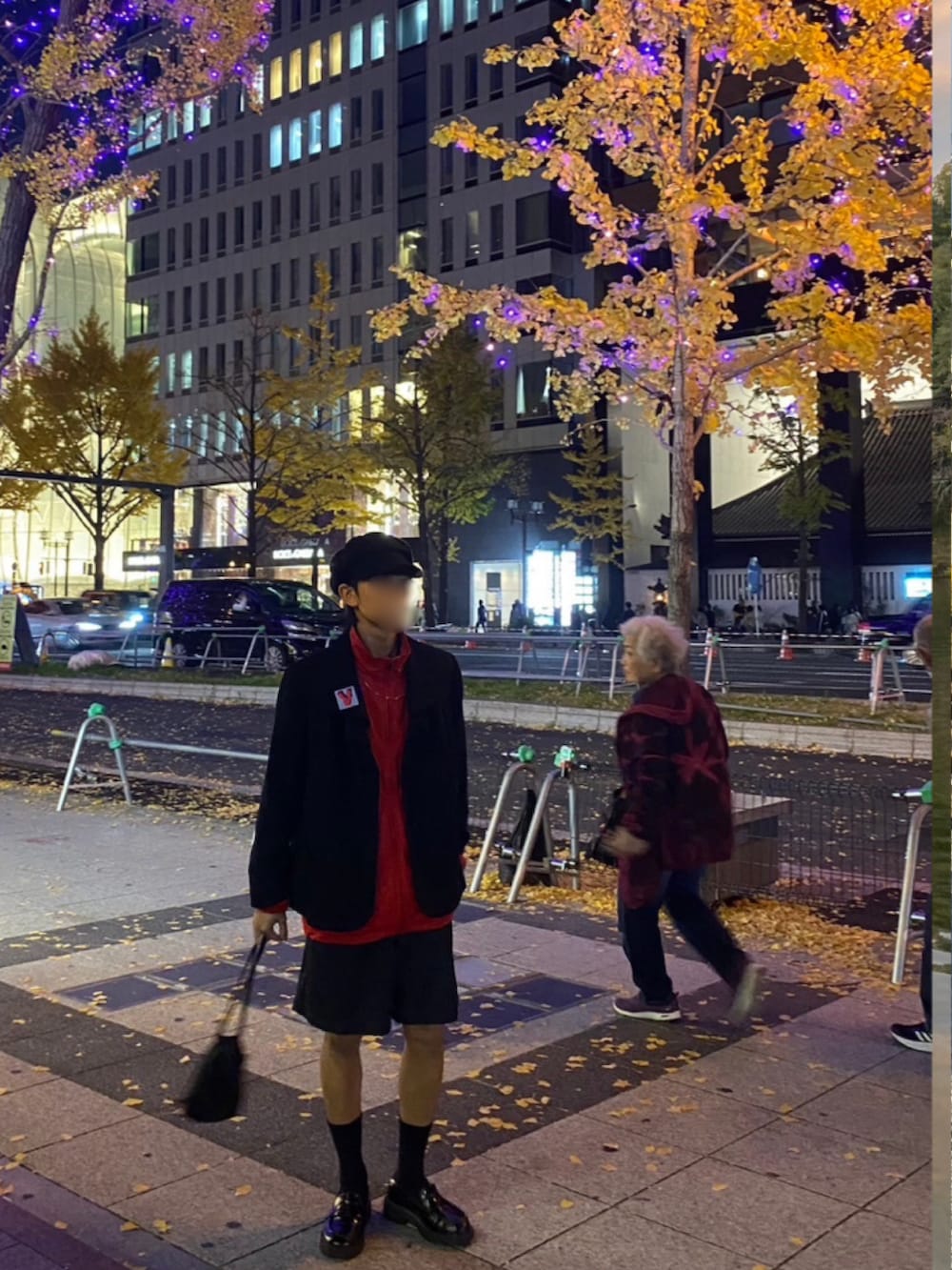 ブラック系のシューズ小物/雑貨、ブラック系のローファー、ブラック系のショルダーバッグを着用したメンズの冬コーディネートの2枚目の写真