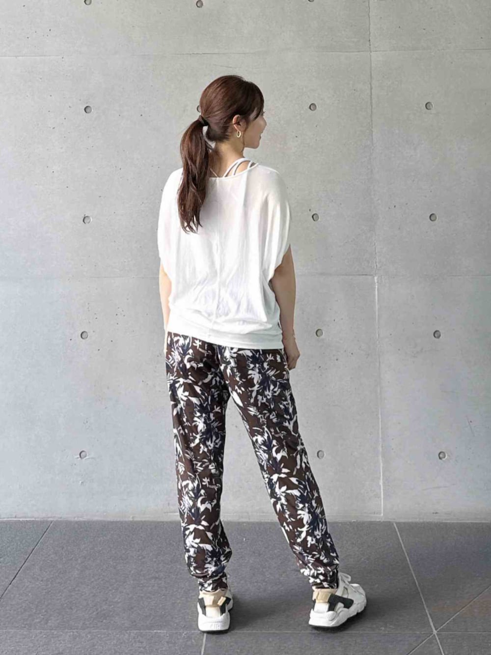 ブラウン系のその他パンツ、ホワイト系のTシャツ/カットソーを着用したレディースの秋コーディネートの2枚目の写真
