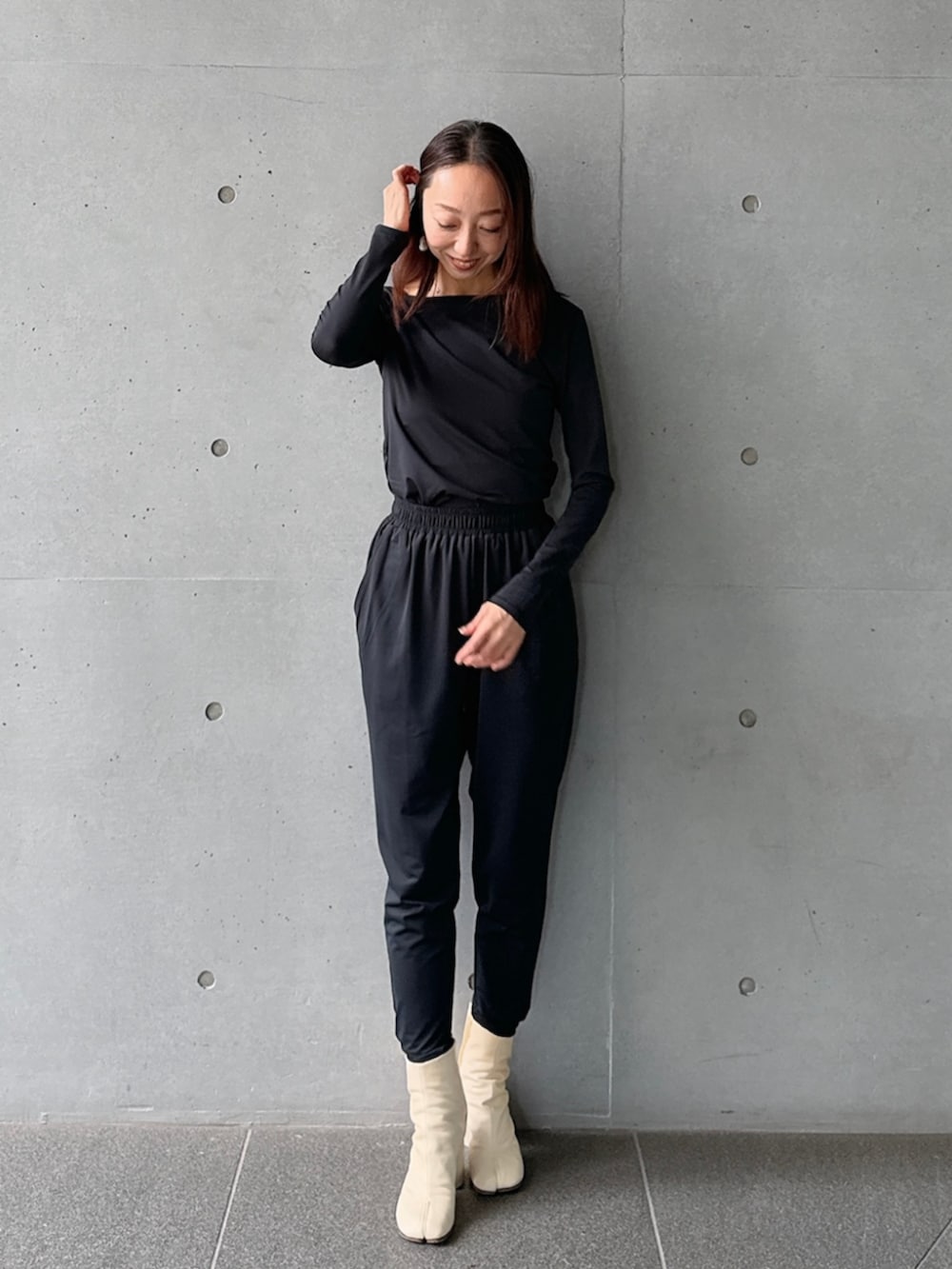 ブラック系のTシャツ/カットソー、ブラック系のその他パンツを着用したレディースの冬コーディネートの2枚目の写真