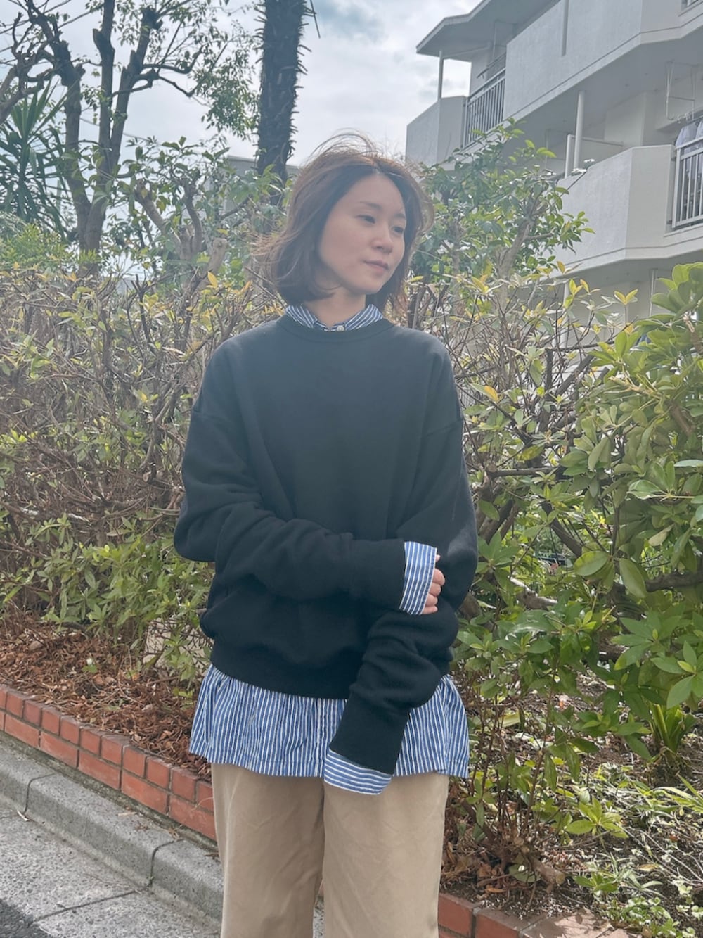 ブラック系のスウェットを着用したレディースの冬コーディネートの2枚目の写真