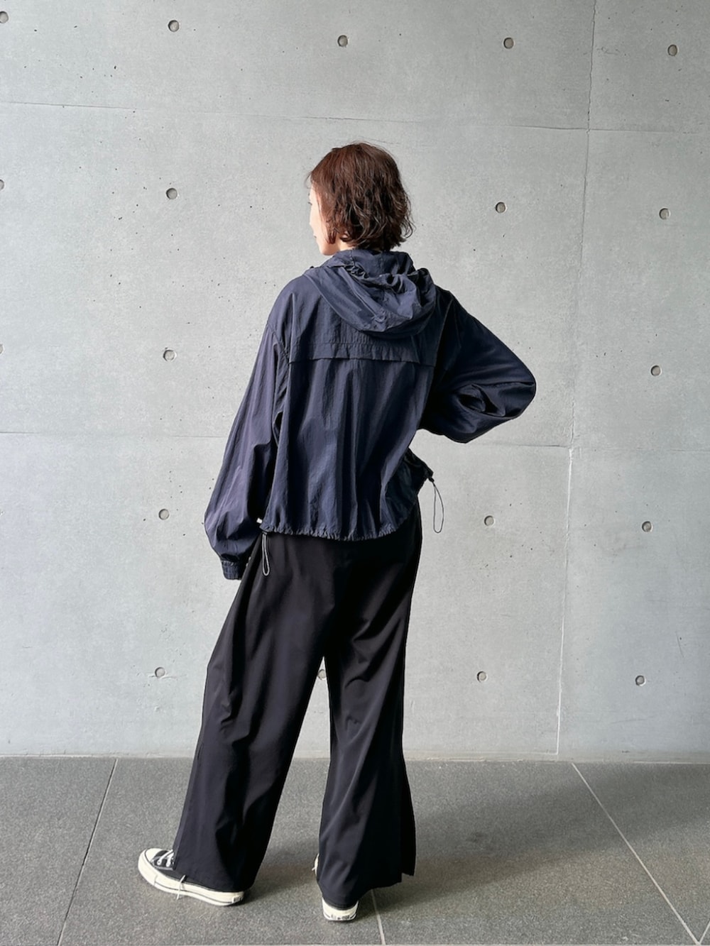 ホワイト系のTシャツ/カットソー、ブラック系のその他パンツを着用したレディースの春コーディネートの3枚目の写真