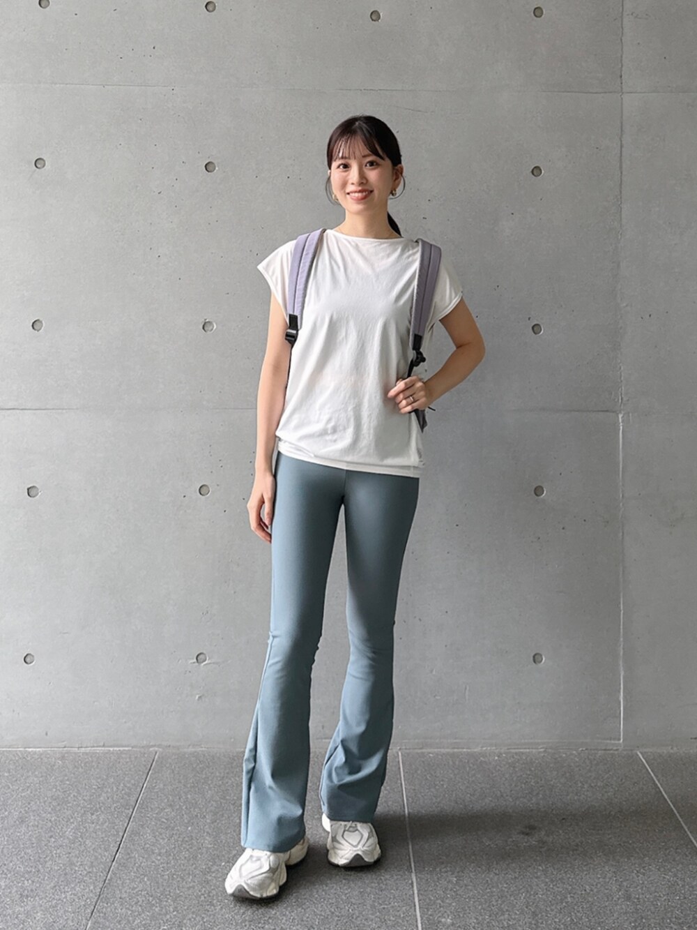 グリーン系のその他パンツ、パープル系のバックパック/リュック、ホワイト系のTシャツ/カットソーを着用したレディースの春コーディネートの2枚目の写真