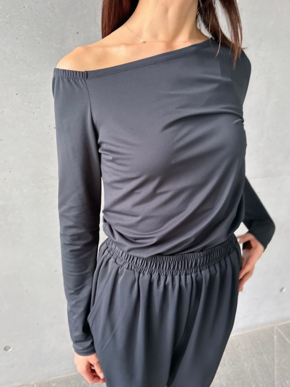 ブラック系のTシャツ/カットソー、ブラック系のその他パンツを着用したレディースの冬コーディネートの4枚目の写真