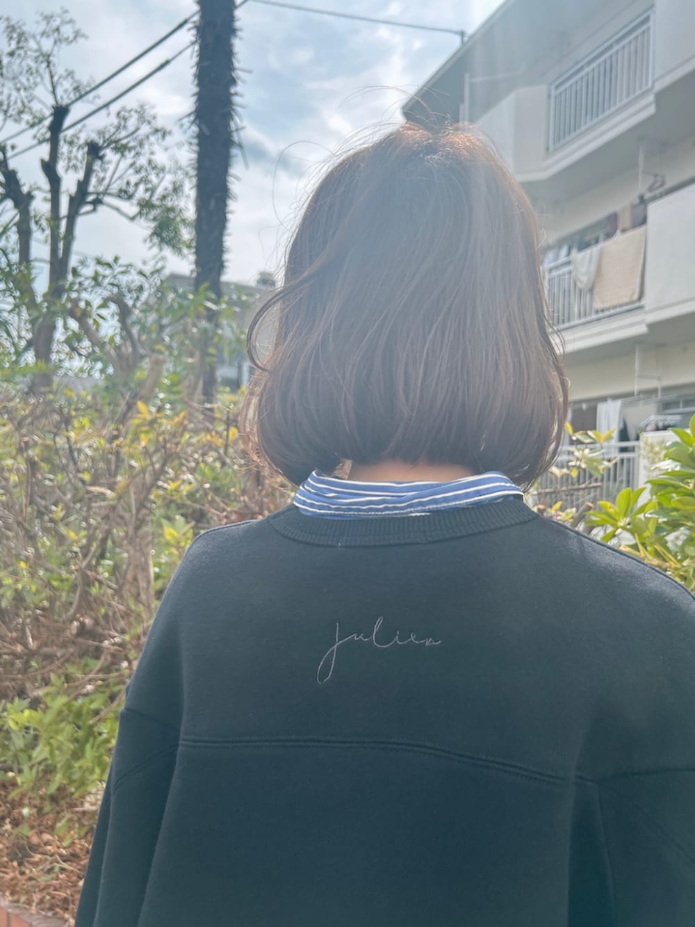 ブラック系のスウェットを着用したレディースの冬コーディネートの4枚目の写真