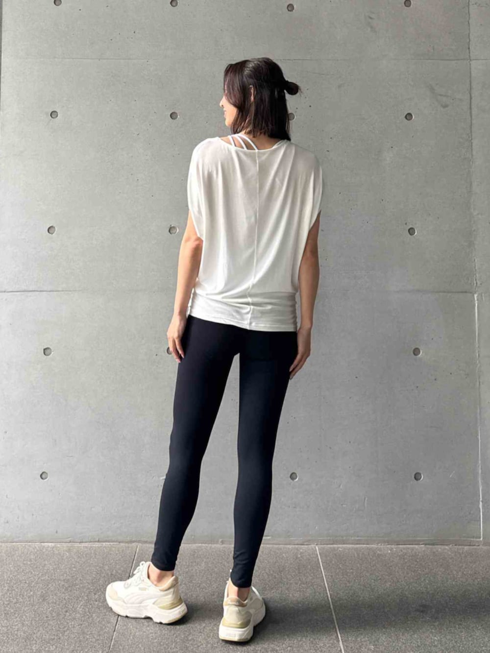 ホワイト系のTシャツ/カットソー、ブラック系のレギンス/スパッツを着用したレディースの秋コーディネートの3枚目の写真
