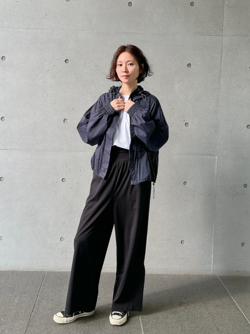 ホワイト系のTシャツ/カットソー、ブラック系のその他パンツを着用したレディースの春コーディネートの2枚目の写真